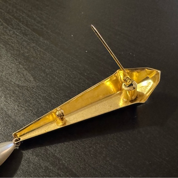 ⚜️3 for $30⚜️ Vintage Gold Tone Bar Brooch with Hanging Faux Pearl - Picture 9 of 11